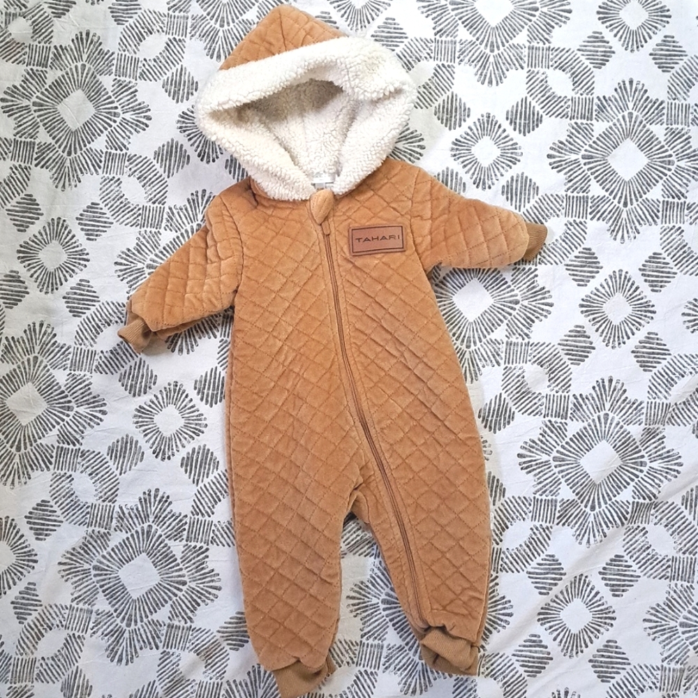 Tahari Baby quilted velour fleece lined hood full zip onesie sz6-9mos